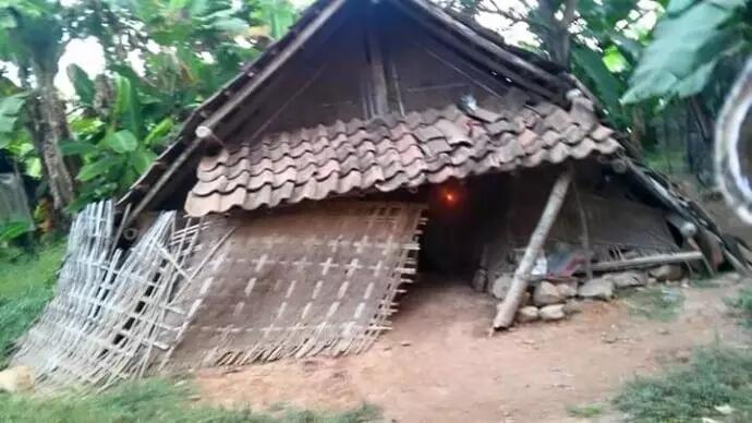Rumah Yang Hampir Rubuh Ini Didalamnya Berkarung-karung Uang Tunai!