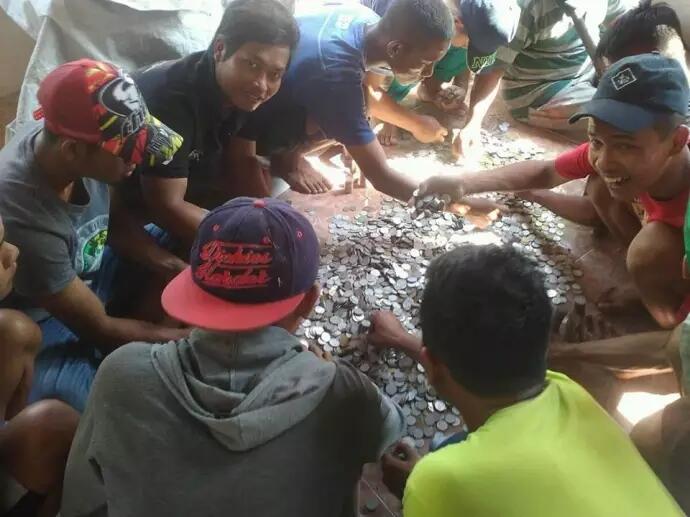 Rumah Yang Hampir Rubuh Ini Didalamnya Berkarung-karung Uang Tunai!