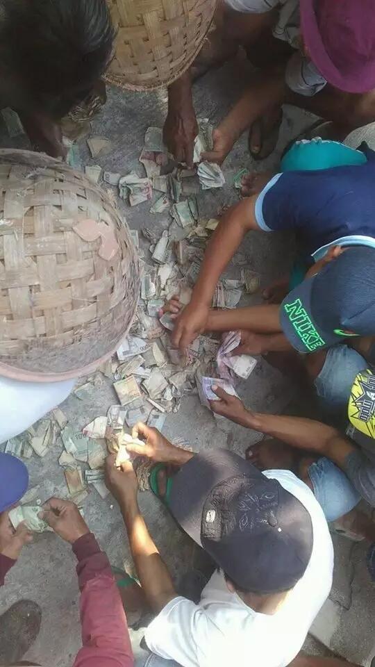 Rumah Yang Hampir Rubuh Ini Didalamnya Berkarung-karung Uang Tunai!