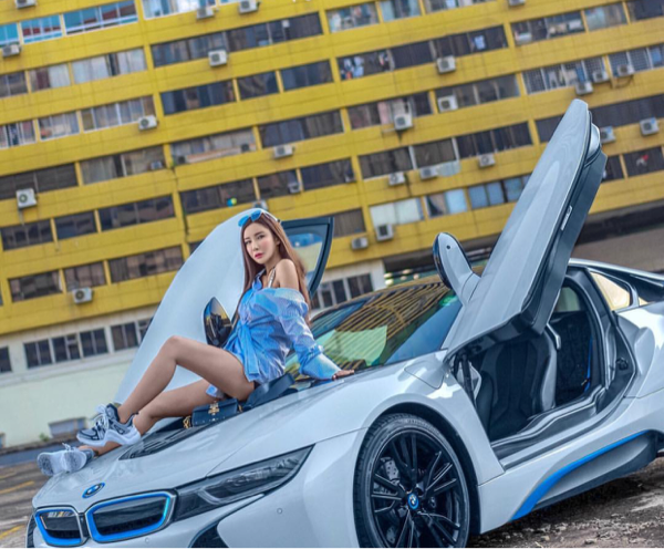 Super Car &amp; Gaya Seksi Sosialita Jamie Chua, Eks Istri Konglomerat Indonesia