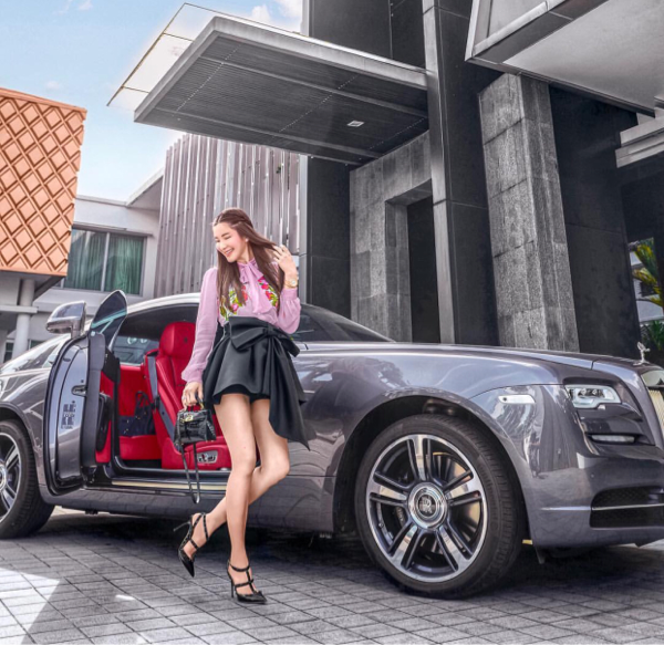 Super Car &amp; Gaya Seksi Sosialita Jamie Chua, Eks Istri Konglomerat Indonesia