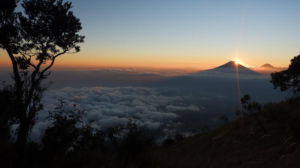 &#91;CATPER #4&#93; MT. Merbabu 3142 MDPL, Luar Biasa Dingin, Debu &amp; Track Vertikal