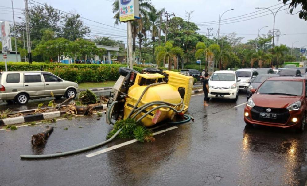 Diduga Rem Blong, Truk Tinja Tabrak Pembatas Jalan Hingga Terguling