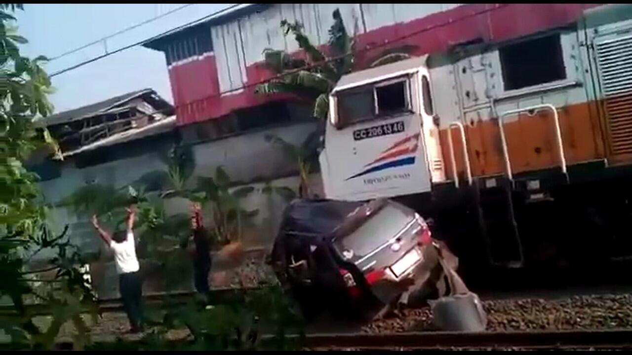 Susahnya Menghargai Nyawa Sendiri Ketika Melewati Perlintasan Rel Kereta Api