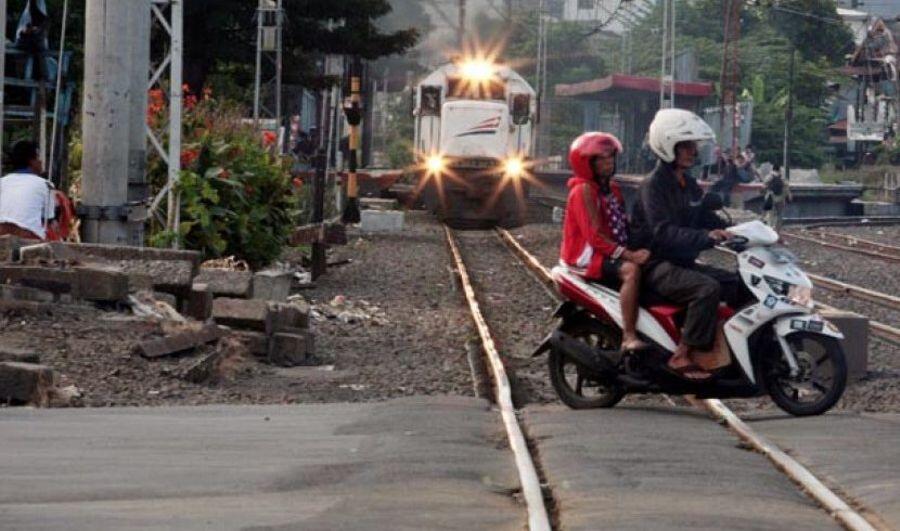 Susahnya Menghargai Nyawa Sendiri Ketika Melewati Perlintasan Rel Kereta Api