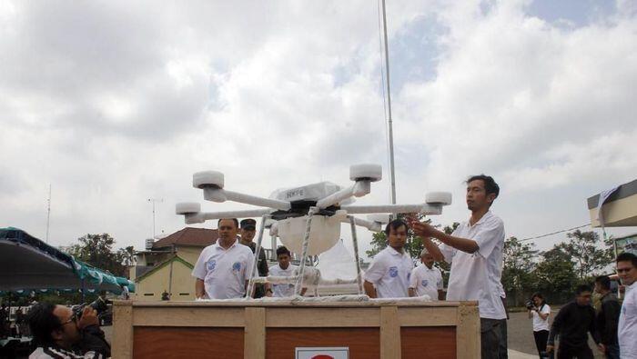 #IniIndonesiaku Kerjasama TNI dan Pemuda Ciptakan Drone untuk Pertanian