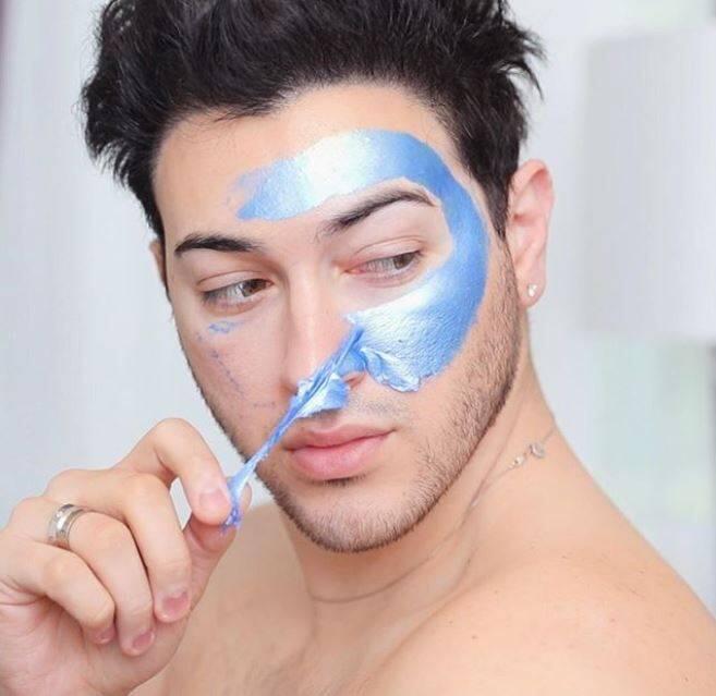 Kekar dan Berewokan Tapi Mau Jadi Beauty Vlogger? Manny Gutierrez Bisa Kok!
