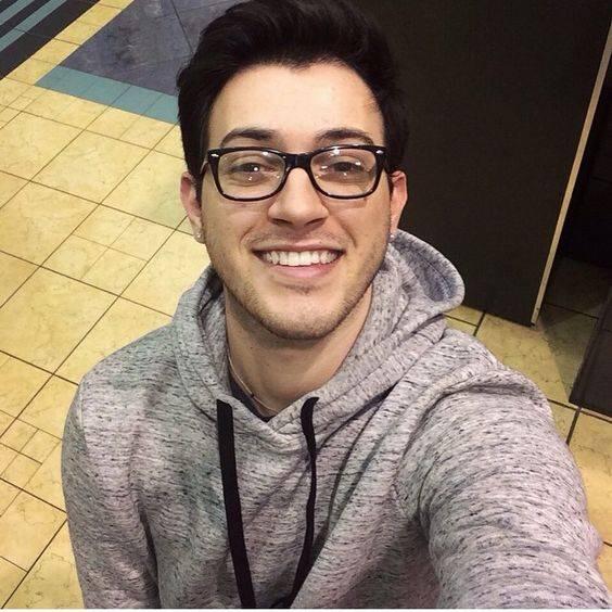 Kekar dan Berewokan Tapi Mau Jadi Beauty Vlogger? Manny Gutierrez Bisa Kok!