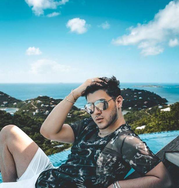 Kekar dan Berewokan Tapi Mau Jadi Beauty Vlogger? Manny Gutierrez Bisa Kok!