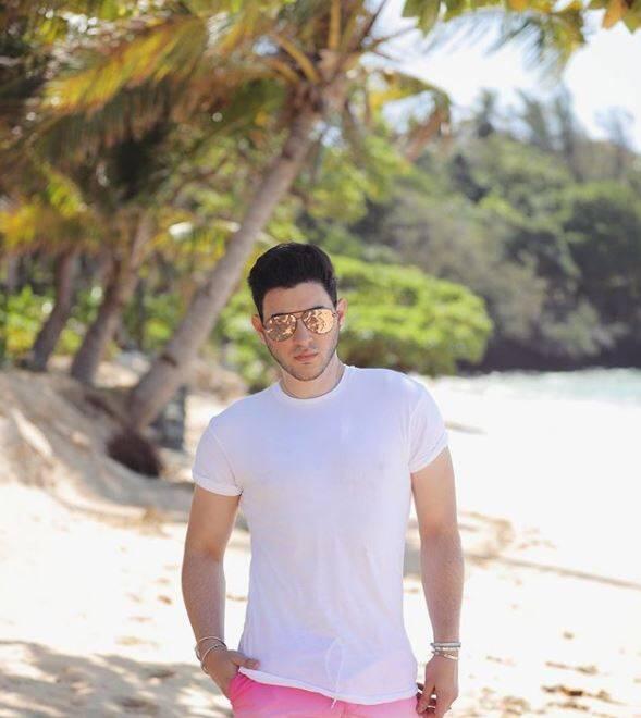 Kekar dan Berewokan Tapi Mau Jadi Beauty Vlogger? Manny Gutierrez Bisa Kok!