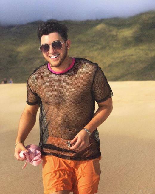 Kekar dan Berewokan Tapi Mau Jadi Beauty Vlogger? Manny Gutierrez Bisa Kok!