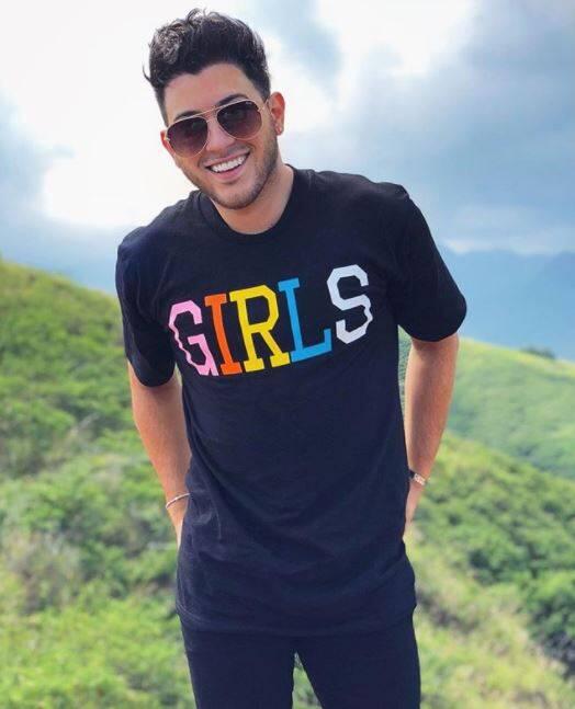 Kekar dan Berewokan Tapi Mau Jadi Beauty Vlogger? Manny Gutierrez Bisa Kok!