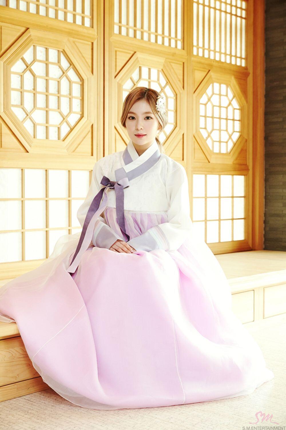 Adu Gaya Idol KPop Kenakan Hanbok Menawan Dengan Sentuhan