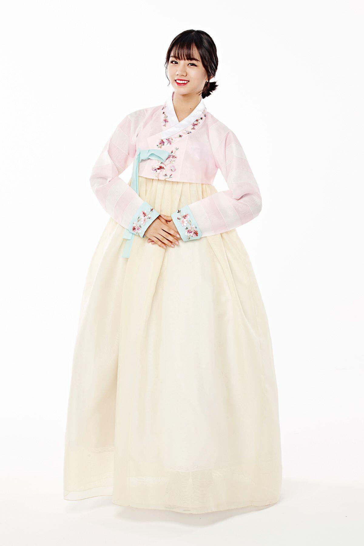 Adu Gaya Idol KPop Kenakan Hanbok Menawan Dengan Sentuhan