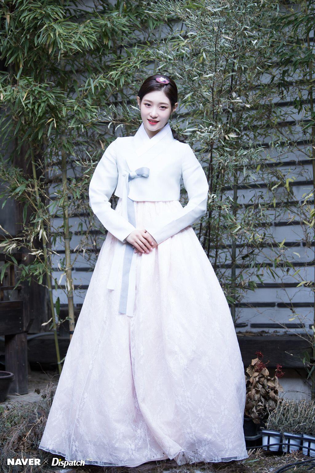 Adu Gaya Idol KPop Kenakan Hanbok Menawan Dengan Sentuhan