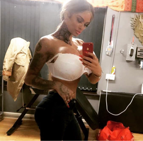 Bayar Rp751 Juta, Ini Model dengan Payudara Terbesar di Inggris