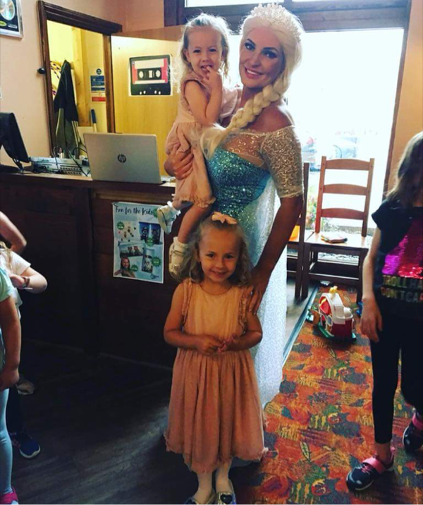 Kisah Janda Cantik Dibayar Rp1,8 Juta per Jam untuk Pakai Gaun Putri Disney