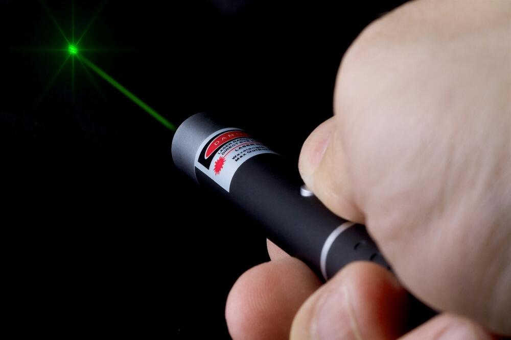Jangan Sembarangan Mainan Laser Biru dan Ungu Guys!