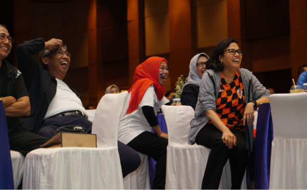 Tak Melulu Berbatik, Yuk Intip Gaya Sporty Sri Mulyani