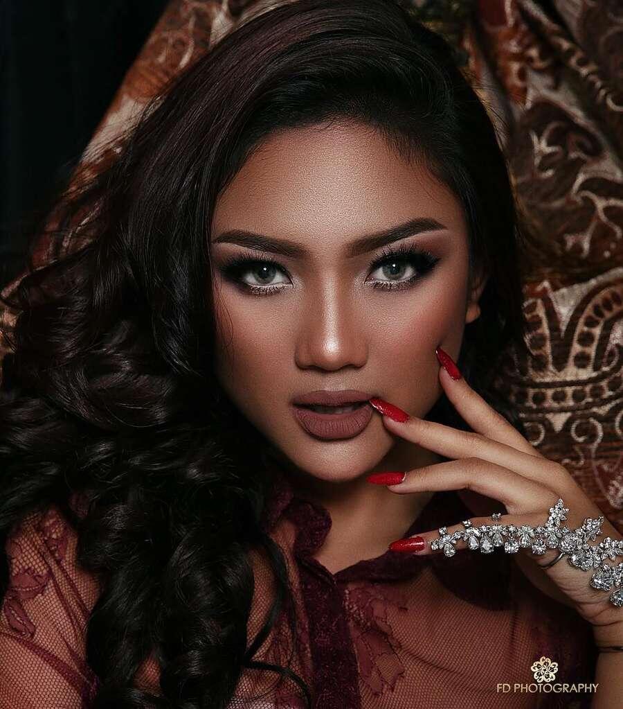 Lagi-lagi Marion Jola Kenakan Baju Transparan