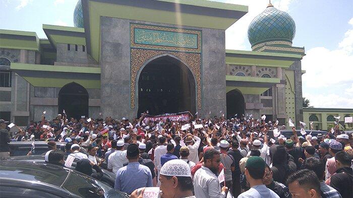 Massa #2019GantiPresiden di Depan Masjid Teriakan Ganti Kapolda