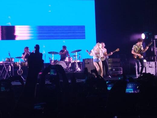 Atraktifnya Hayley Williams di Konser Paramore yang Riuh dan Penuh Enerjik!