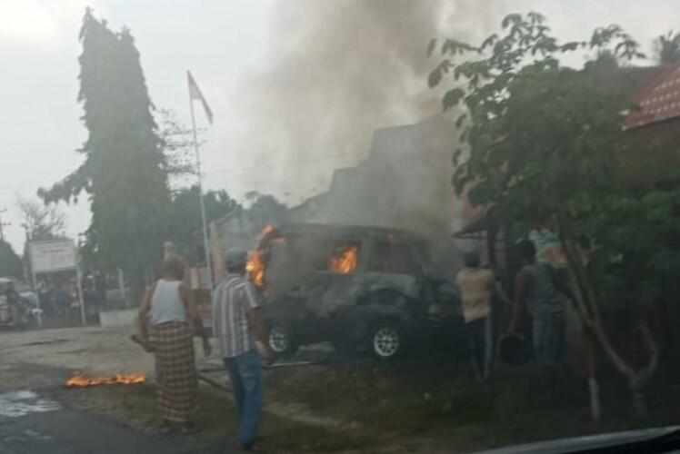 Radiator Kering, Mobil Terbakar Saat Melaju di Jalan Lintas Candramukti