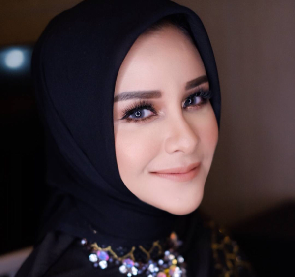 Gaya Hijab Ibu-ibu Pejabat yang Cantik dan Populer