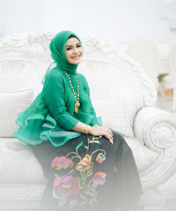 Gaya Hijab Ibu-ibu Pejabat yang Cantik dan Populer