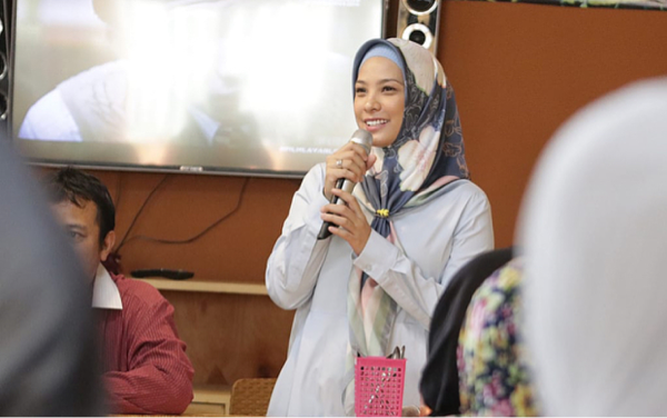 Gaya Hijab Ibu-ibu Pejabat yang Cantik dan Populer