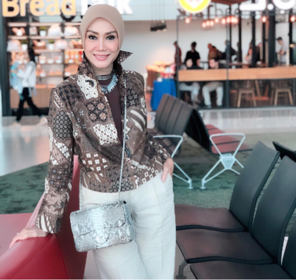 Gaya Hijab Ibu-ibu Pejabat yang Cantik dan Populer