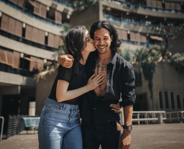 Inspirasi Bergaya Serasi dengan Pasangan ala Kimberly Rider