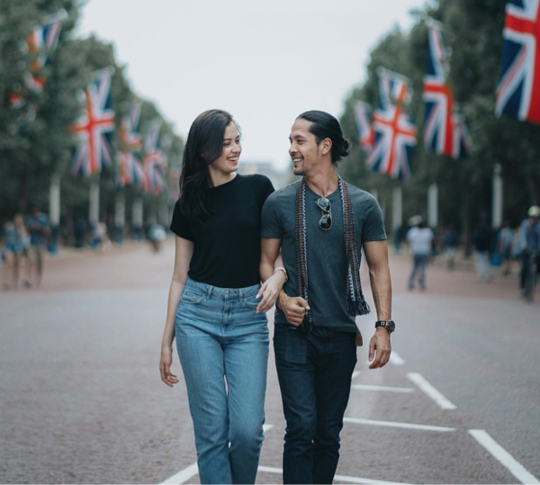 Inspirasi Bergaya Serasi dengan Pasangan ala Kimberly Rider