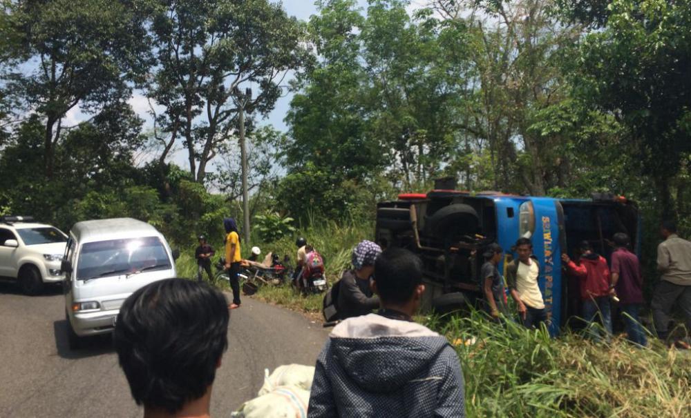 Bus Terguling, 9 Penumpang Selamat 2 Orang Cidera