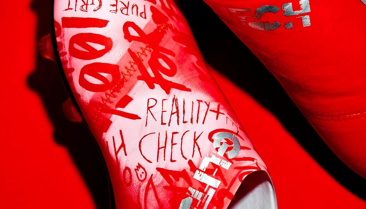 Keren Banget! Sepatu Bola Adidas ini Bisa Berubah Warna Lho