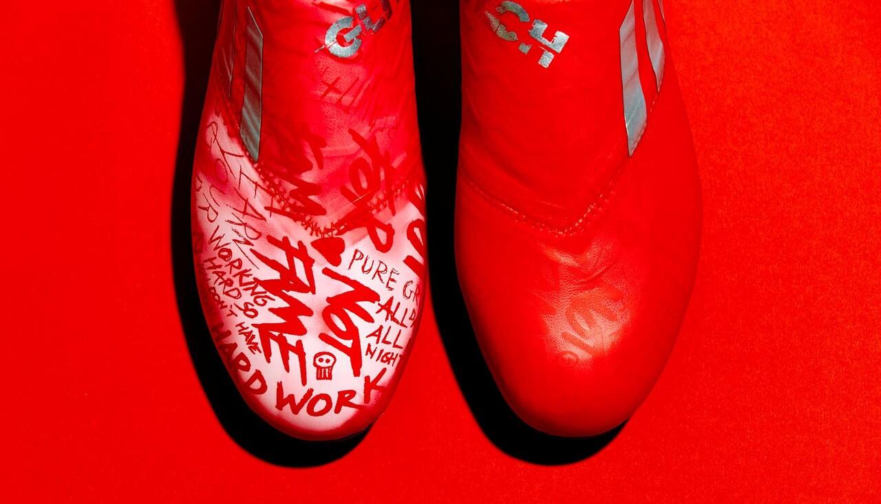 Keren Banget! Sepatu Bola Adidas ini Bisa Berubah Warna Lho
