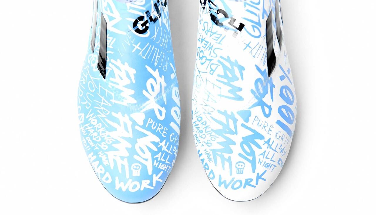 Keren Banget! Sepatu Bola Adidas ini Bisa Berubah Warna Lho