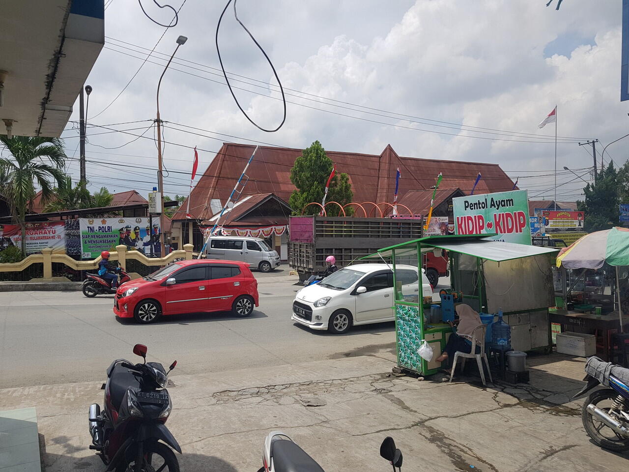 Ruko kecil di Pinggir Jln besar Pusat Kota Samarinda,cocok usaha buat apa ya?