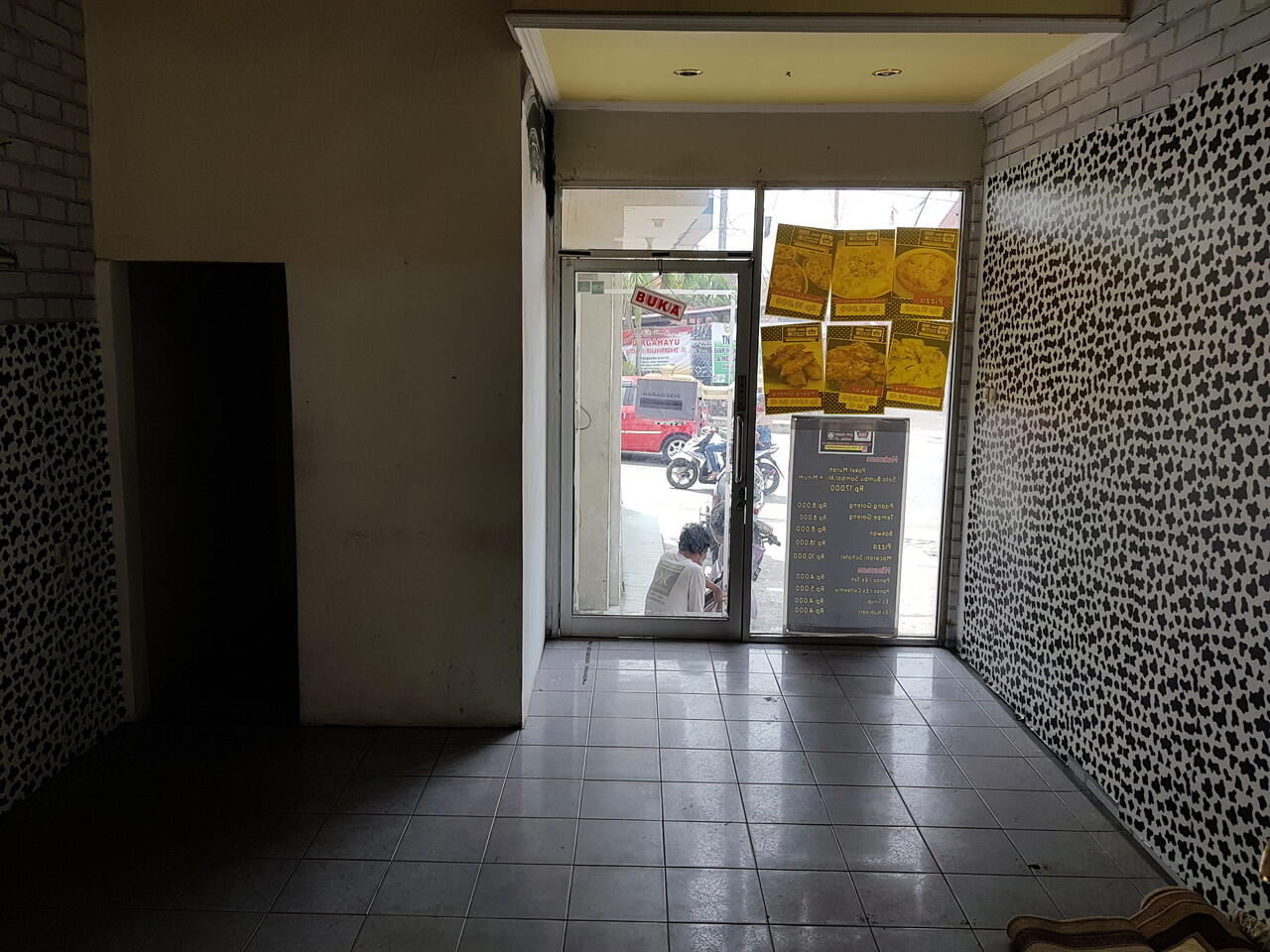 Ruko kecil di Pinggir Jln besar Pusat Kota Samarinda,cocok usaha buat apa ya?