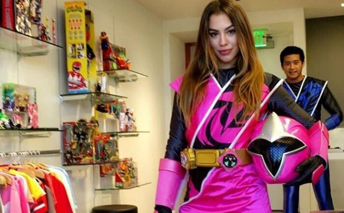 Ranger Pink Seksi Pol yang Demen Banget Nge-Gym, Perutnya Sixpack Euy...