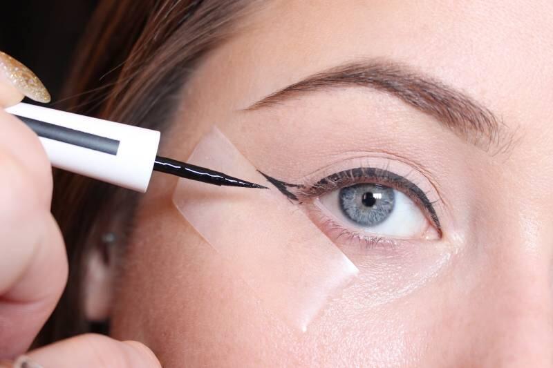 Anti Bleber, Beauty Hack Ini Bantu Kamu Bikin Eyeliner Sempurna dalam 3 Menit!