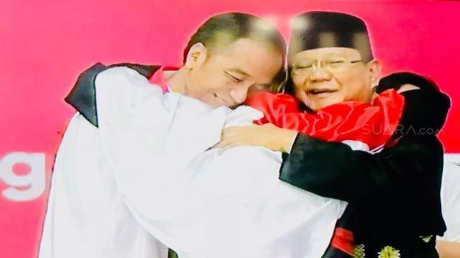 Jokowi dan Prabowo Berpelukan di Arena Silat 