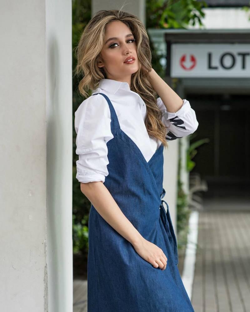 Kembaran Style sama Cinta Laura, Gaya dan Bajunya Kayak Bule Amerika Banget!