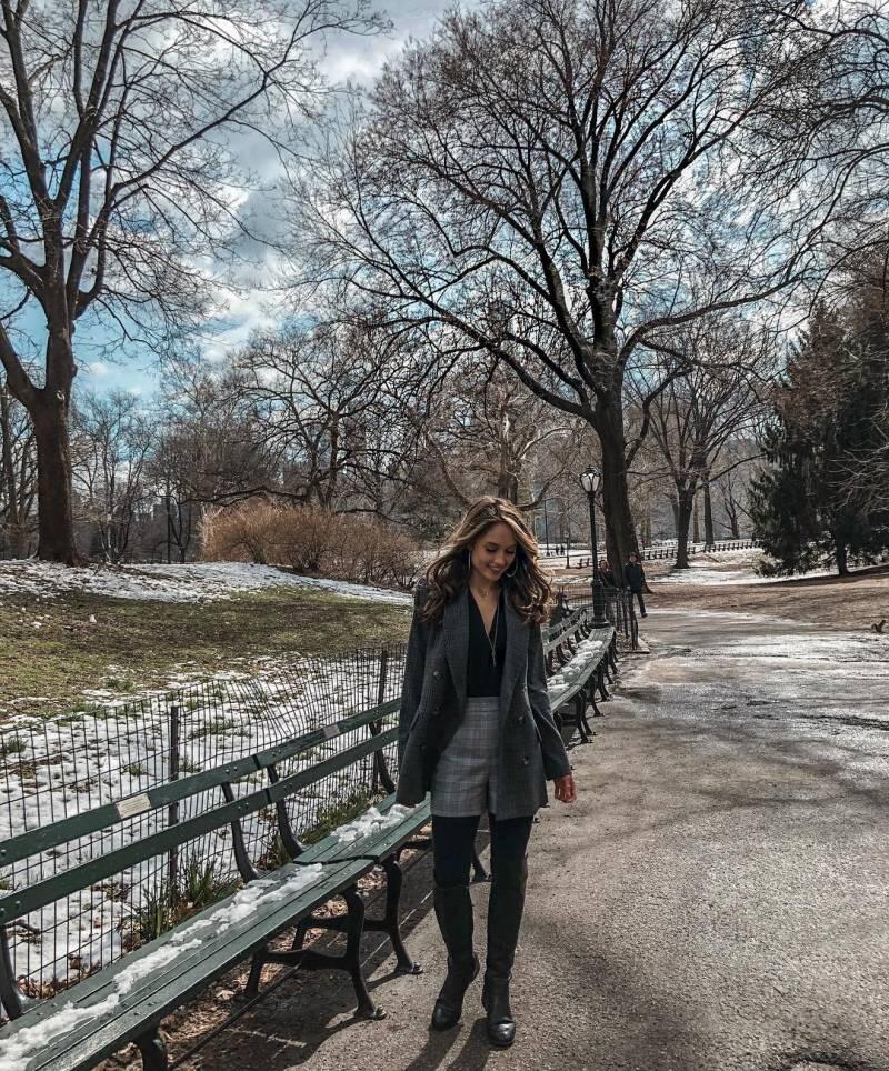 Kembaran Style sama Cinta Laura, Gaya dan Bajunya Kayak Bule Amerika Banget!