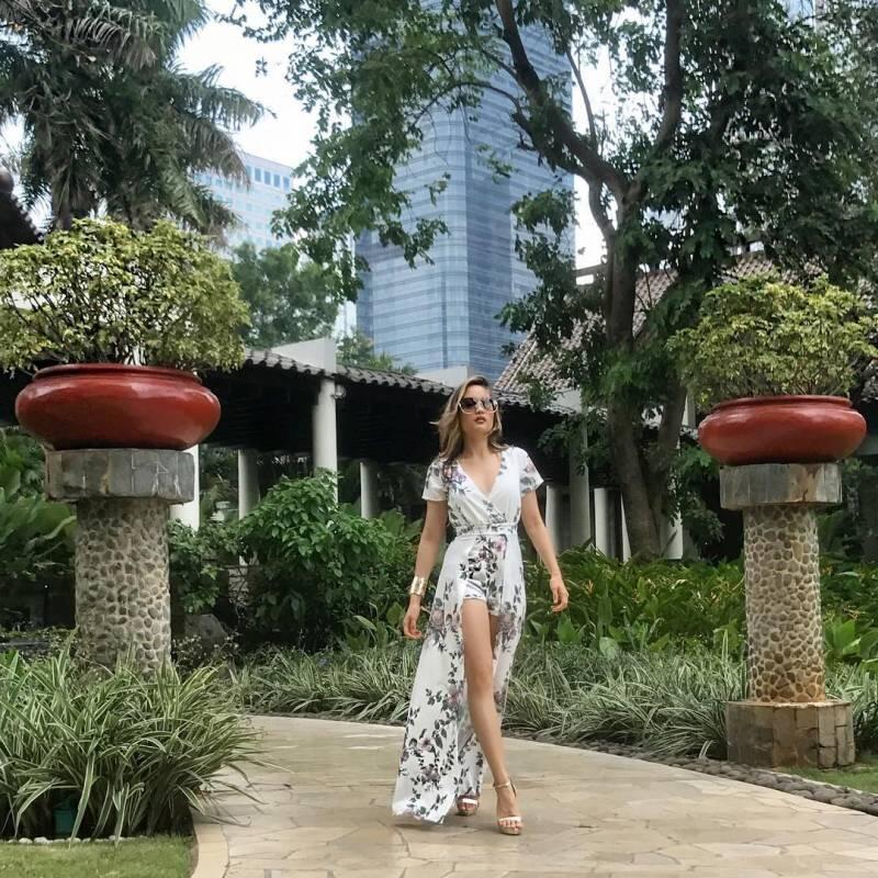 Kembaran Style sama Cinta Laura, Gaya dan Bajunya Kayak Bule Amerika Banget!