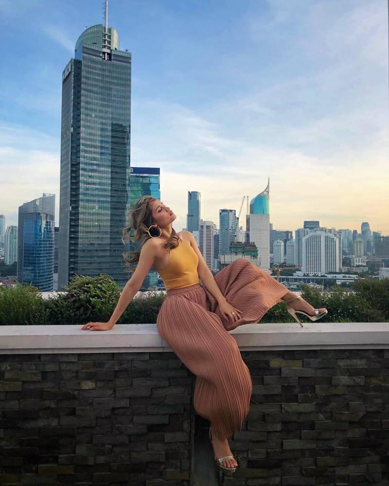 Kembaran Style sama Cinta Laura, Gaya dan Bajunya Kayak Bule Amerika Banget!