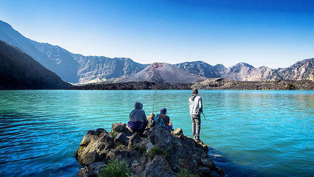 BERAPA LITER AIR YANG HARUS DIBAWA SAAT NAIK GUNUNG?