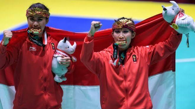 Ternyata Ini Alasan Para Atlet Menggigit Medali Emas Mereka