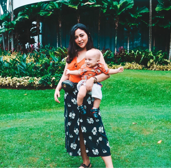 Inspirasi Berbusana Matching dengan Anak ala Si Cantik Rachel Vennya