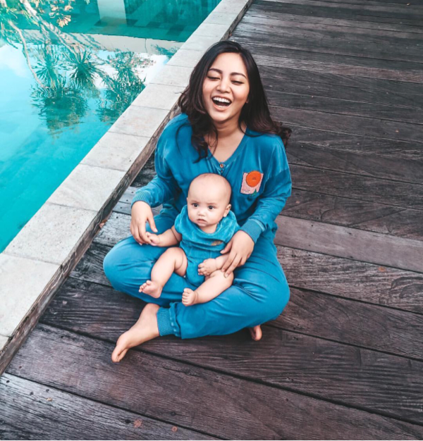 Inspirasi Berbusana Matching dengan Anak ala Si Cantik Rachel Vennya